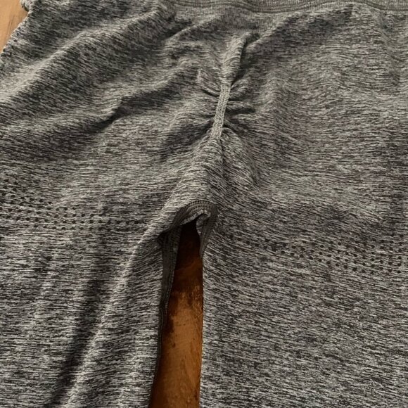 Gymshark gray pant with pocket in the waist band size small ( no tag) - Picture 3 of 8